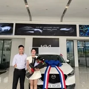 Kia Thái Nguyên - Hỗ trợ khách kiểm tra xe trước khi nhận.