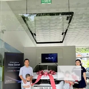 Kia Thái Nguyên - Hoạt động hỗ trợ khách chọn xe tại Phú Bình.